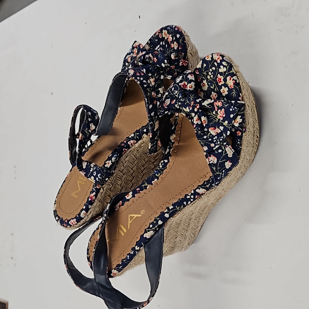 Floral Pattern, Platform shoe. Size 8